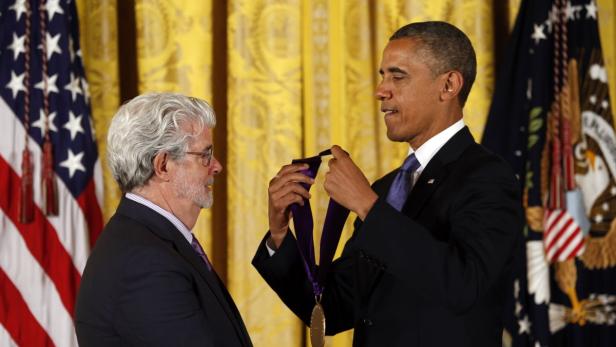 Barack Obama verleiht George Lucas die National Medal of Arts.