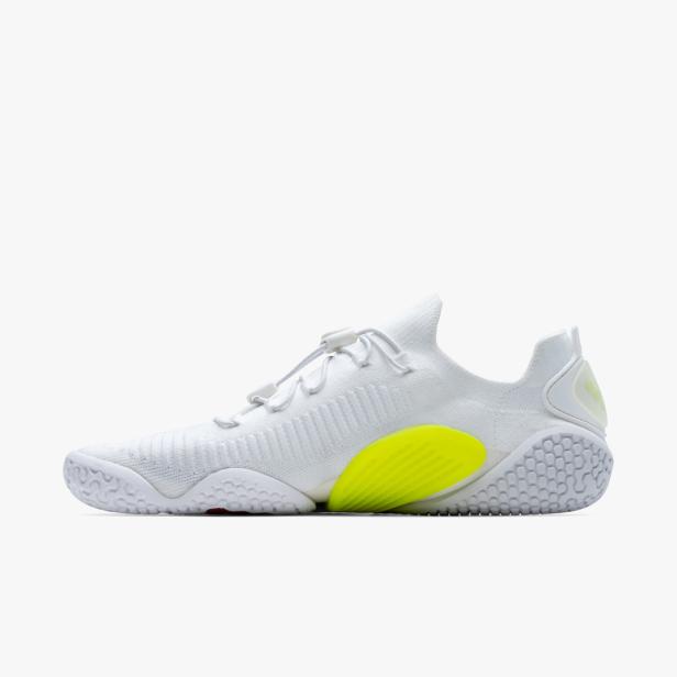 Ein weißer Motus Flex Sportschuh mit hellgelbem Akzent an der Seite.