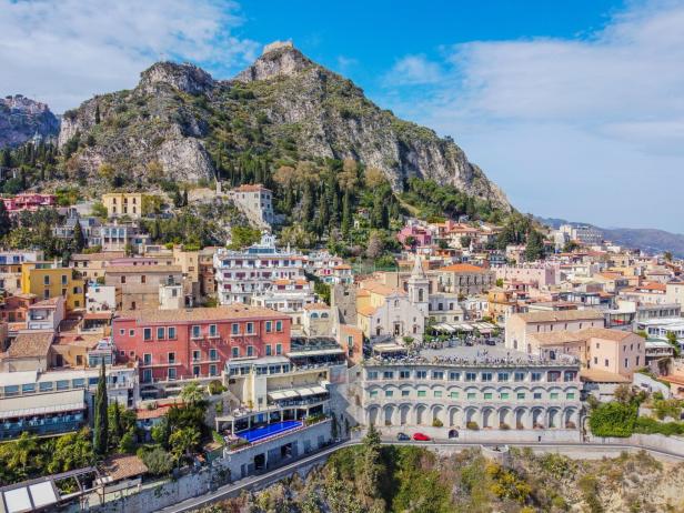Luftaufnahme von Taormina, Sizilien, mit Blick auf den Monte Tauro.