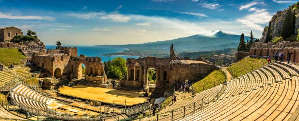 Das antike griechische Theater von Taormina mit Blick auf den Ätna.