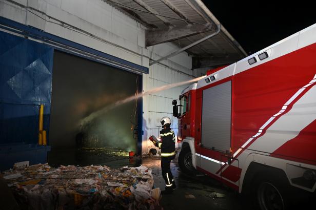 Betriebshalle in Wien-Floridsdorf stand in Flammen