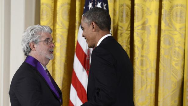 Barack Obama verleiht George Lucas die National Medal of Arts.