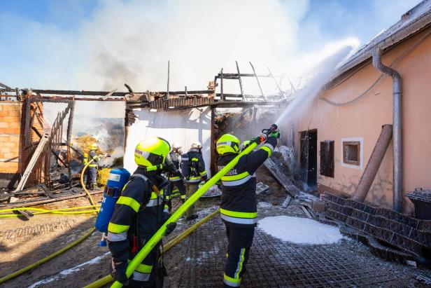 Großeinsatz der Feuerwehren: Haus und Hof standen in NÖ in Flammen