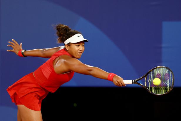 Naomi Osaka schlägt einen Tennisball während eines Spiels.
