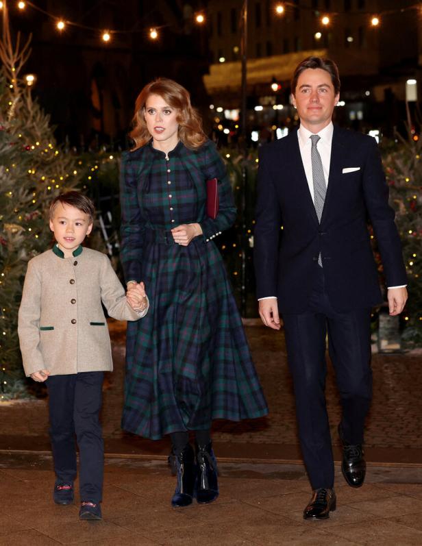 Prinzessin Beatrice mit Ehemann und Kind bei einer abendlichen Veranstaltung.