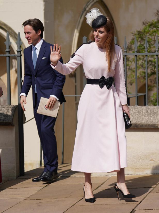 Prinzessin Beatrice winkt in einem rosa Kleid mit schwarzer Schleife und Hut.