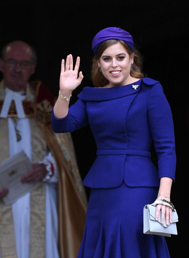 Prinzessin Beatrice winkt in einem kobaltblauen Kleid und passendem Hut.