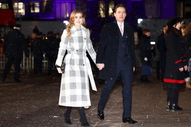 Prinzessin Beatrice und ihr Ehemann Edoardo Mapelli Mozzi Hand in Hand bei einer Veranstaltung.