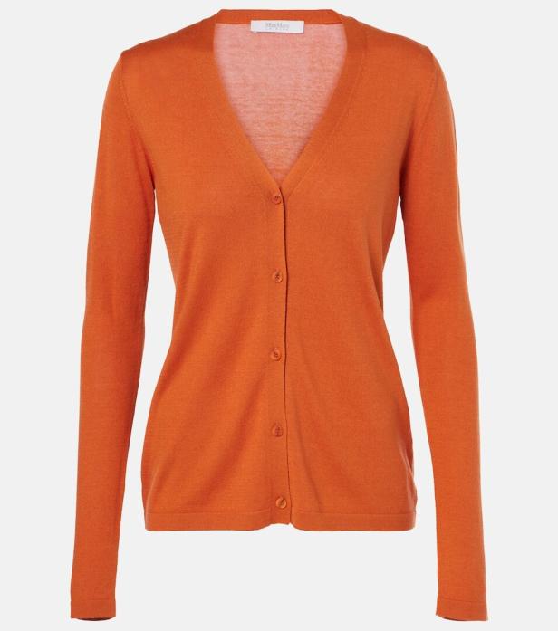 Eine orangefarbene Strickjacke mit V-Ausschnitt und Knöpfen von Max Mara.