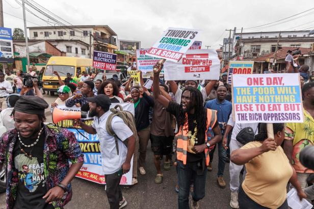 Massenprotest in Nigeria: "Wir protestieren, weil wir hungrig sind"