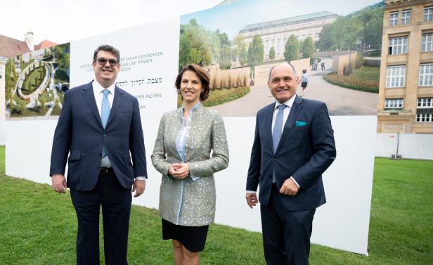 Oskar Deutsch (IKG), Edtstadler, Nationalratspräsident Wolfgang Sobotka bei der Shoah-Namensmauer