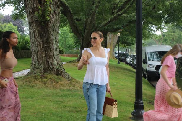 Jennifer Lopez mit ihrer Luxustasche von Hermès.