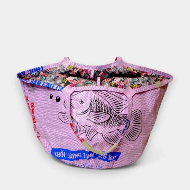 Eine lila Einkaufstasche mit Fischmotiv und floralem Innenfutter.