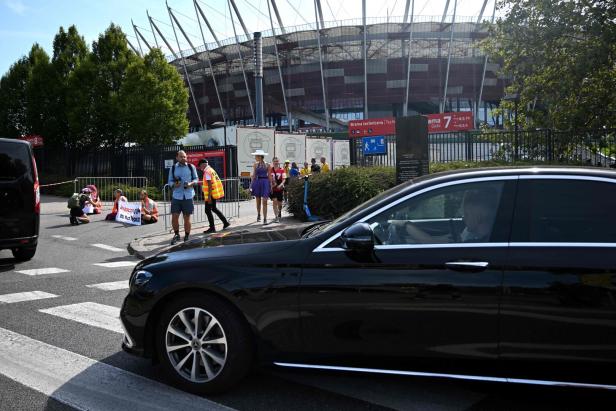 Vor dem Nationalstadion in Warschau demonstrieren Menschen gegen steigende Kosten.