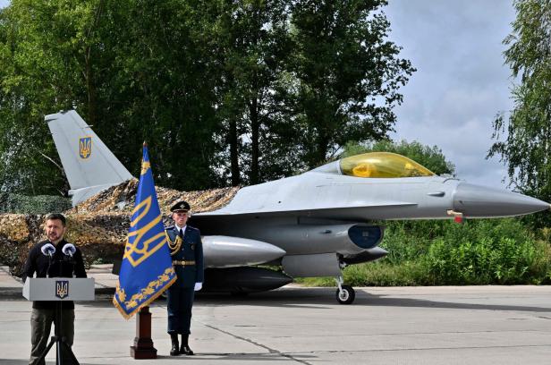 Selenskij präsentiert erstmals F-16-Kampfjets