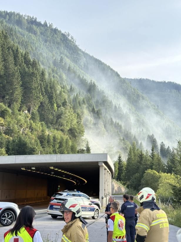 Brand im Katschbergtunnel: Soldaten beruhigten Menge mit Spontankonzert