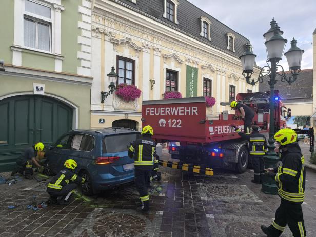 84-Jähriger krachte mit Pkw in Haus in Tulln: Passant schwer verletzt