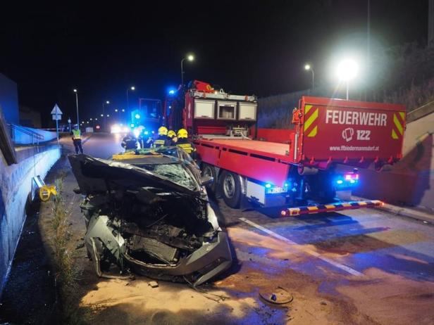 Mit Auto 10 Meter abgestürzt: 33-Jähriger in Wr. Neudorf schwer verletzt
