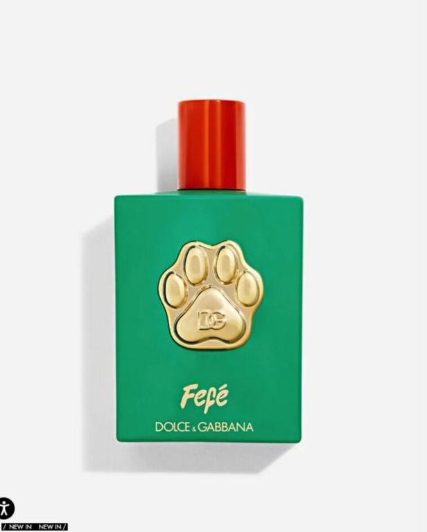 Ein grüner Flakon des Parfüms „Fefé“ von Dolce & Gabbana mit einem goldenen Pfotenabdruck.