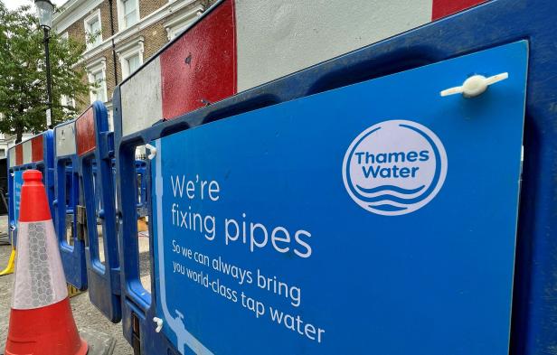 FILE PHOTO: Signage for Thames Water at a repair site in London Hinweisschild von Thames Water