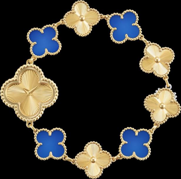 Ein goldenes Armband mit blauen und goldenen vierblättrigen Kleeblättern auf schwarzem Hintergrund.