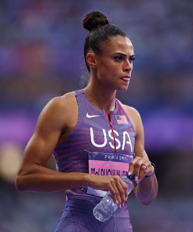 Die US-amerikanische Hürdenläuferin Sydney McLaughlin-Levrone hält eine Wasserflasche.