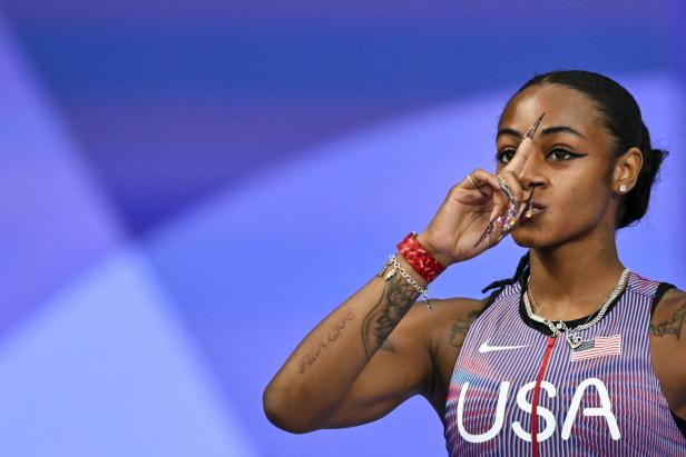 Sha'Carri Richardson in einem USA-Trikot mit aufwendigen Fingernägeln.