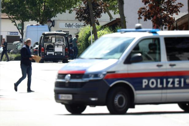 Ein Polizeibus und Beamte in Ternitz.