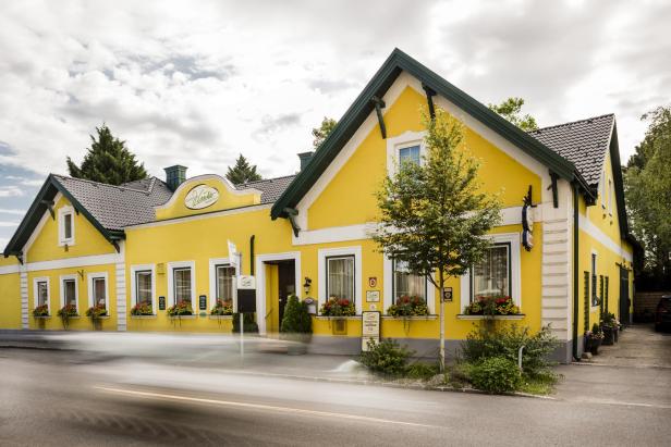 Der Gasthof Winkler von Außen, ein großes Gebäude mit gelber Fassade.