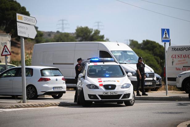 Polizeibeamte verhängten eine Straßensperre, um den katalanischen Separatistenführer Carles Puigdemont zu finden, 8. August 2024.