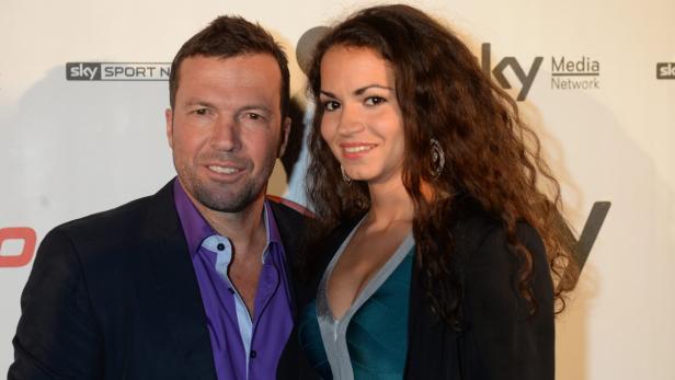 Lothar Matthäus posiert mit einer Frau auf einer Veranstaltung von Sky Media Network.