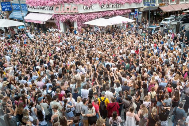 Taylor-Swift-Flashmob: Swifties halten Spontankonzerte in Wien ab