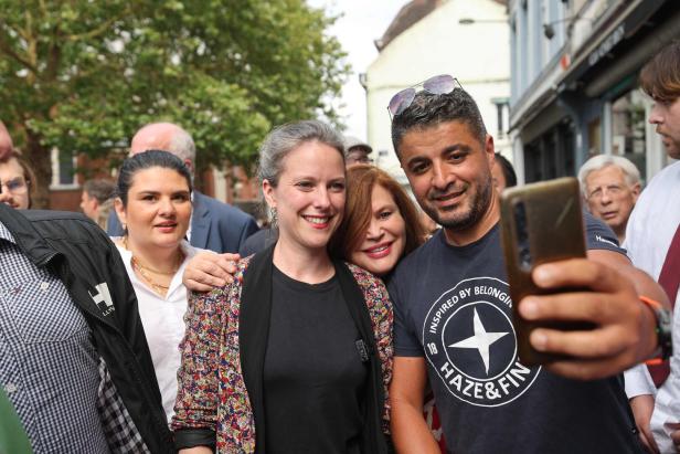 Die französische Wirtschaftswissenschaftlerin und Politikerin Lucie Castets posiert für ein Selfie mit Anhängern in Lille.