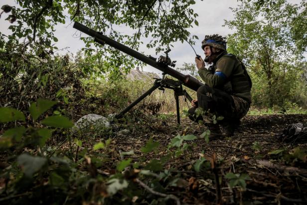 Ein Soldat der 24. mechanisierten Brigade der ukrainischen Streitkräfte in der Nähe der Stadt Chasiv Yar in der Region Donezk (Ukraine) am 6. August 2024.