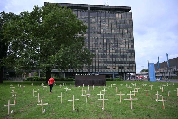 Protestaktion am 9. August 2024 vor dem Hauptsitz des Industriekonzerns Thyssenkrupp in Duisburg.