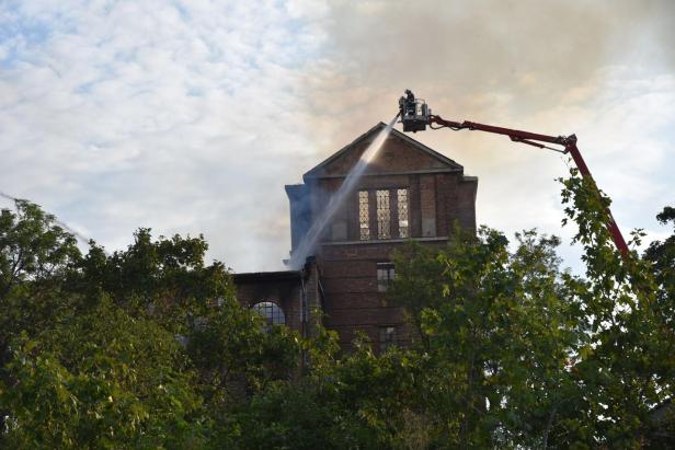 Schwechat: Jugendliche legten Brand in ehemaligen Hammerbrotwerken