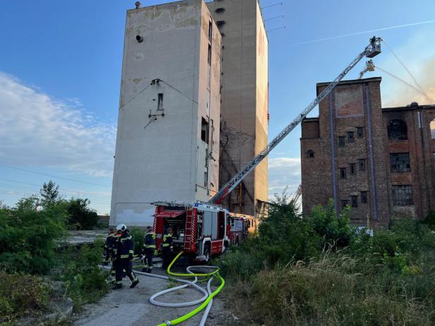 Schwechat: Jugendliche legten Brand in ehemaligen Hammerbrotwerken