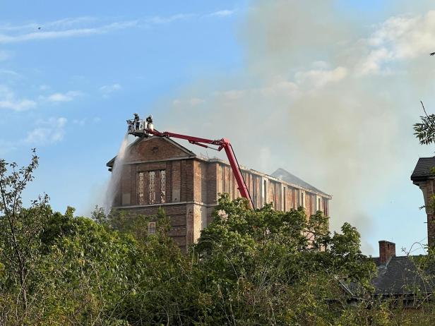 Schwechat: Jugendliche legten Brand in ehemaligen Hammerbrotwerken