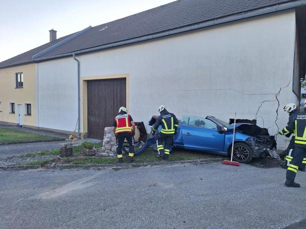 Cabrio raste in NÖ in ein Haus: Lenker hatte mehr als zwei Promille