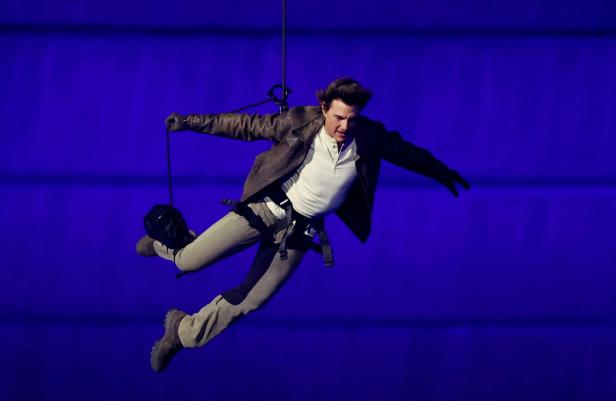 Todesmutiger Stunt: Tom Cruise seilte sich bei Olympia-Abschlussfeier vom Stadiondach ab