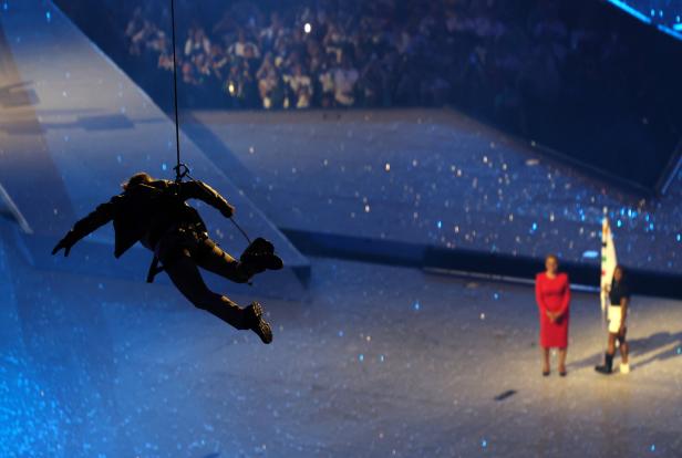 Todesmutiger Stunt: Tom Cruise seilte sich bei Olympia-Abschlussfeier vom Stadiondach ab