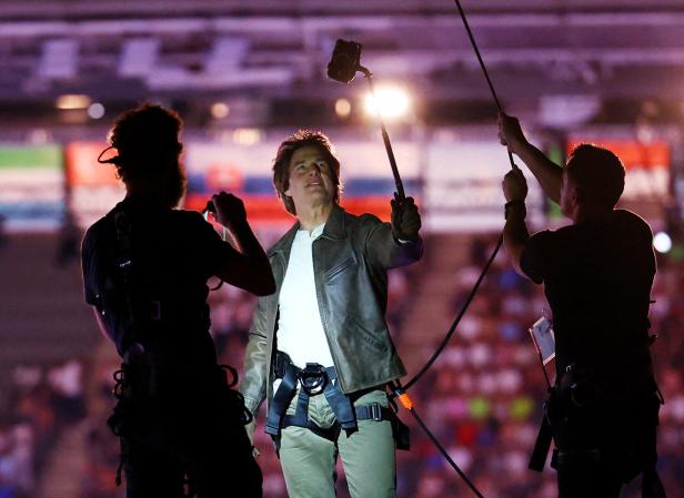 Todesmutiger Stunt: Tom Cruise seilte sich bei Olympia-Abschlussfeier vom Stadiondach ab