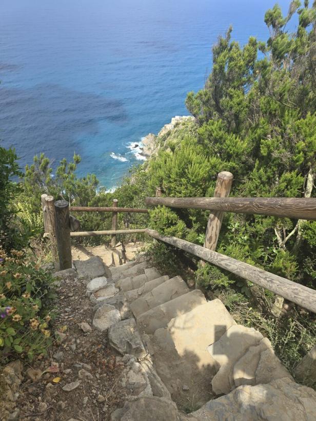 Stiegen im Nationalpark Cinque Terre in Italien, über dem Meer