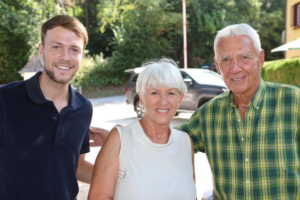 Verleger Christian W. Mucha bekam Ehrenzeichen bei großer 70er-Party