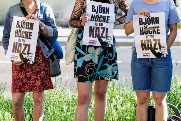 Demonstranten vor dem Gerichtsgebäude am 26. Juni 2024 in Halle, wo Höcke wegen Verwendung einer verbotenen Parole aus der Nazizeit angeklagt wurde.