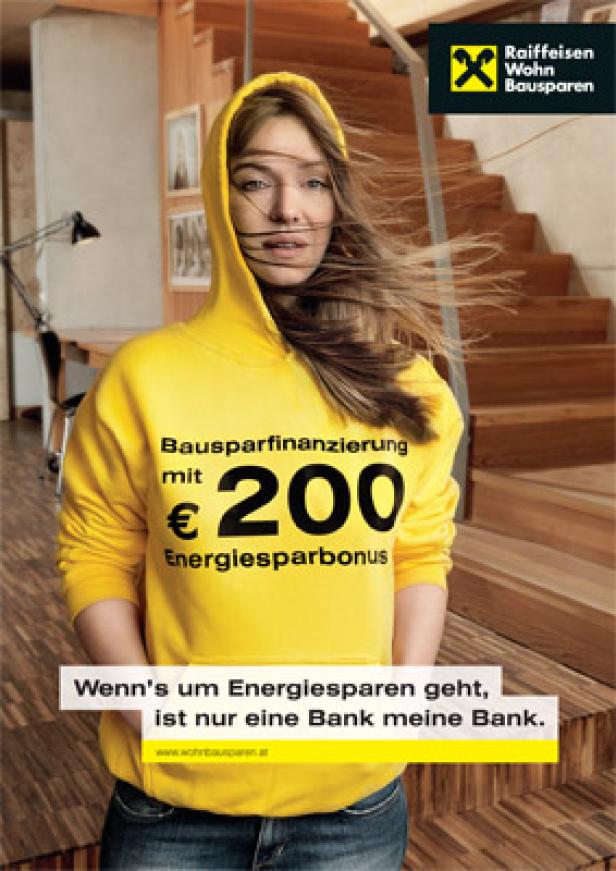 Eine junge Frau mit gelbem Hoodie wirbt für Bausparfinanzierung mit 200 Euro Energiesparbonus.