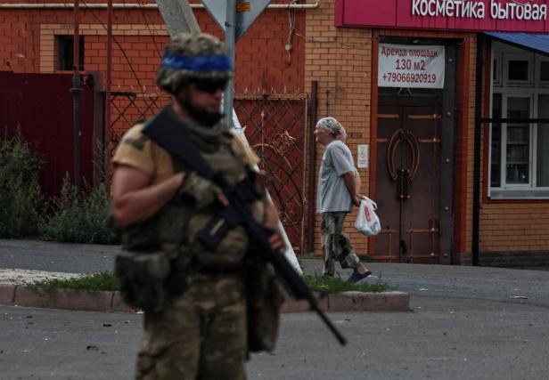 Ein ukrainischer Soldat patrouilliert in einem Gebiet in der von der ukrainischen Armee kontrollierten Stadt Sudzha, Region Kursk, Russland, 16. August 2024.