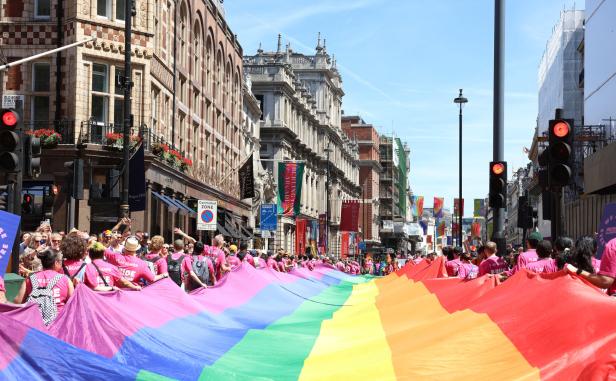 Zensur: LGBTQ-Bücher verschwinden aus britischen Schulbüchereien