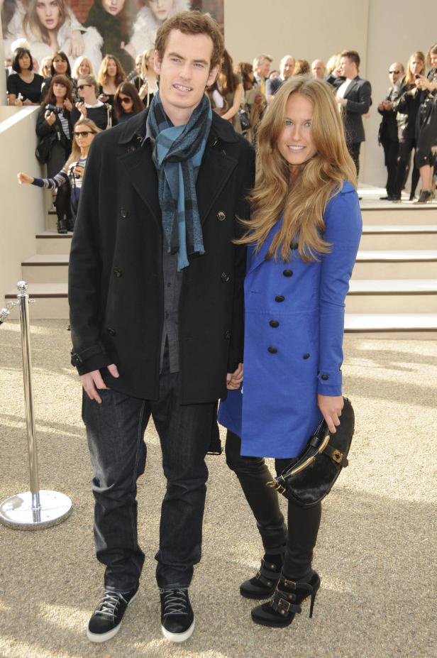 Andy Murray und seine Partnerin posieren für ein Foto.