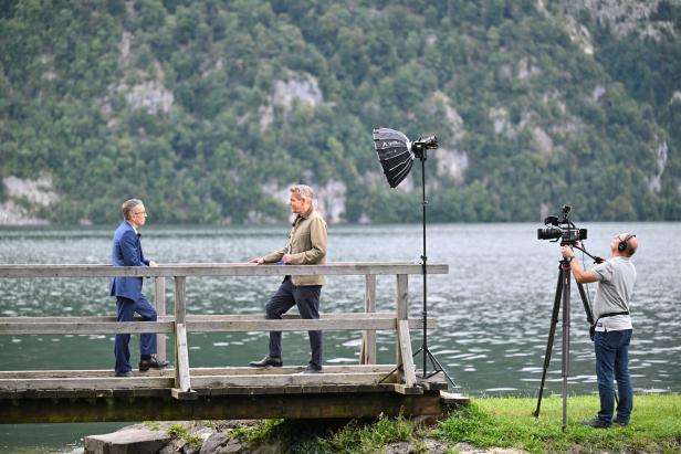 Grüße von Wladimir: Störaktion bei ORF-Sommergespräch mit Kickl